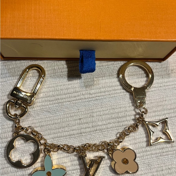 ✨❣️NWOT AUTHENTIC LOUIS VUITTON KEYCHAIN/CHARM! Beautiful!✨❣️ - Picture 9 of 13